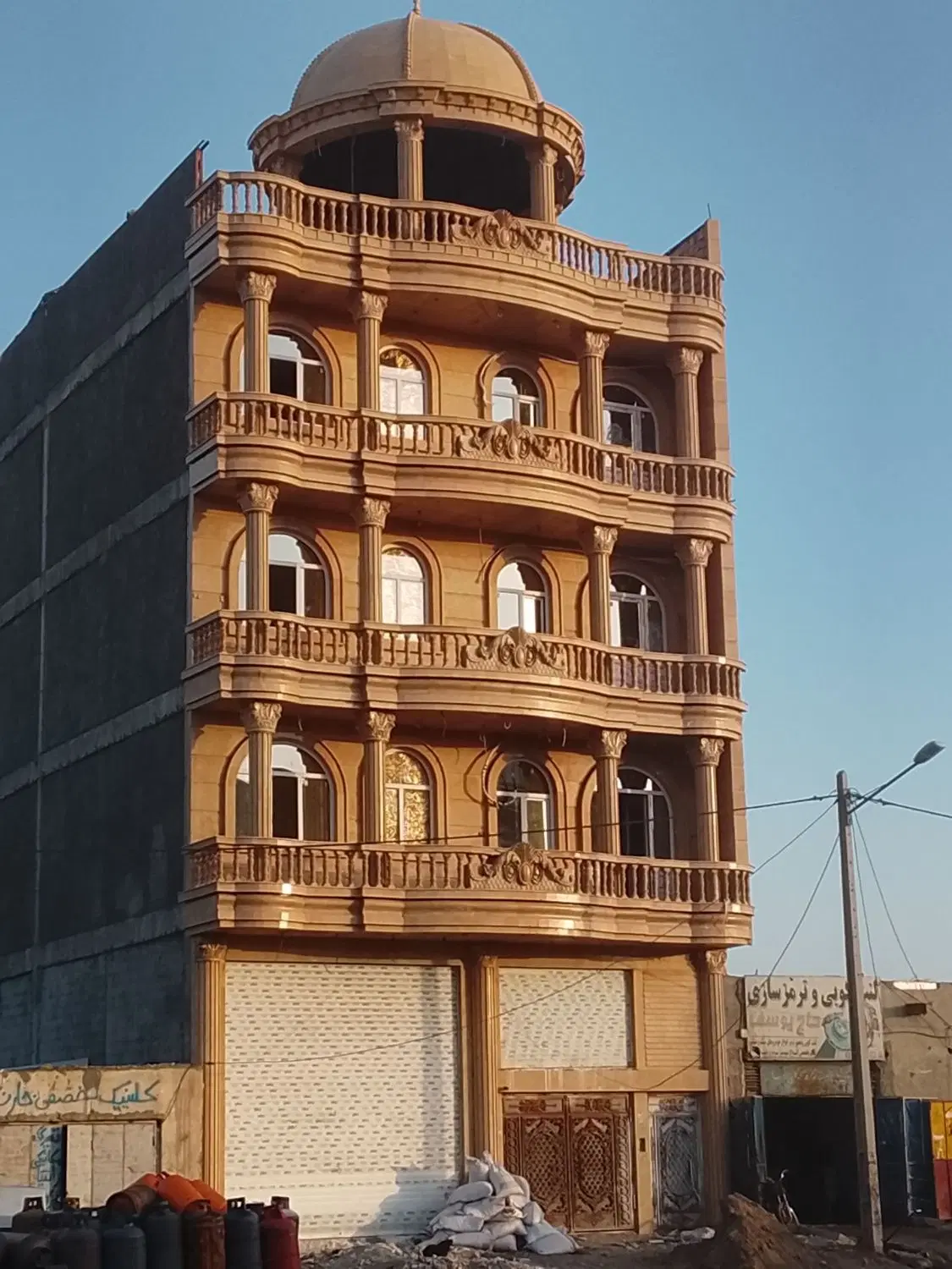 چهار واحد و یک باب مغازه