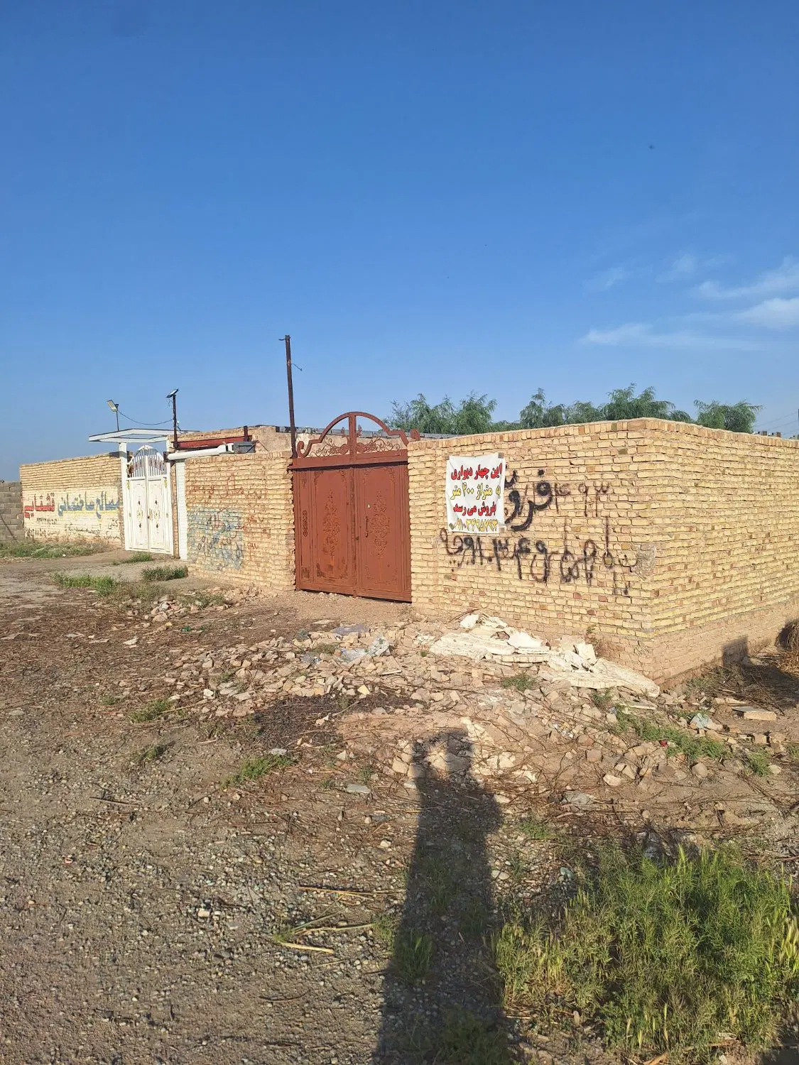 باغچه ورامین نیمه کاره در بحر جاده اصلی