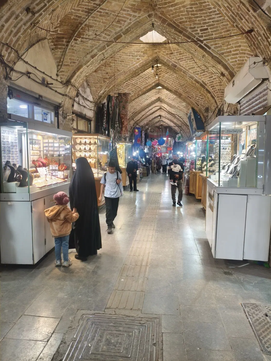 مغازه بازار بالا پایین تر از کوچه باشگاه