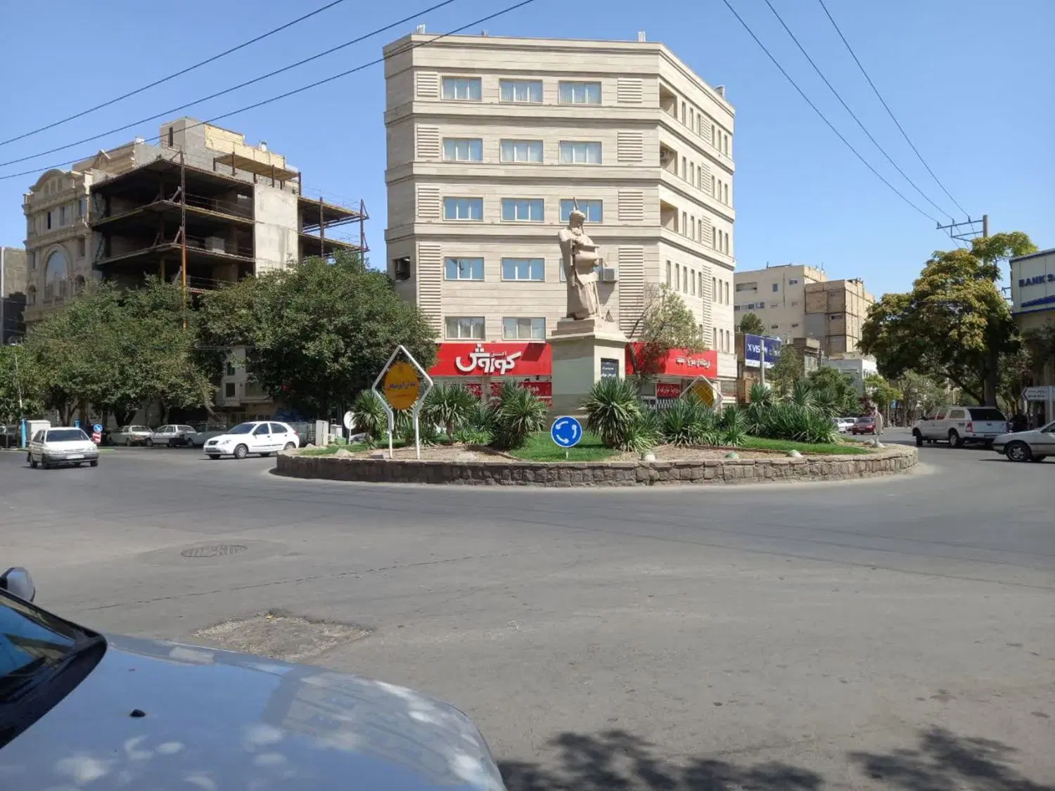 ملک ۳۰۰ متری فروشی دور میدان ابوریحان  طلاب