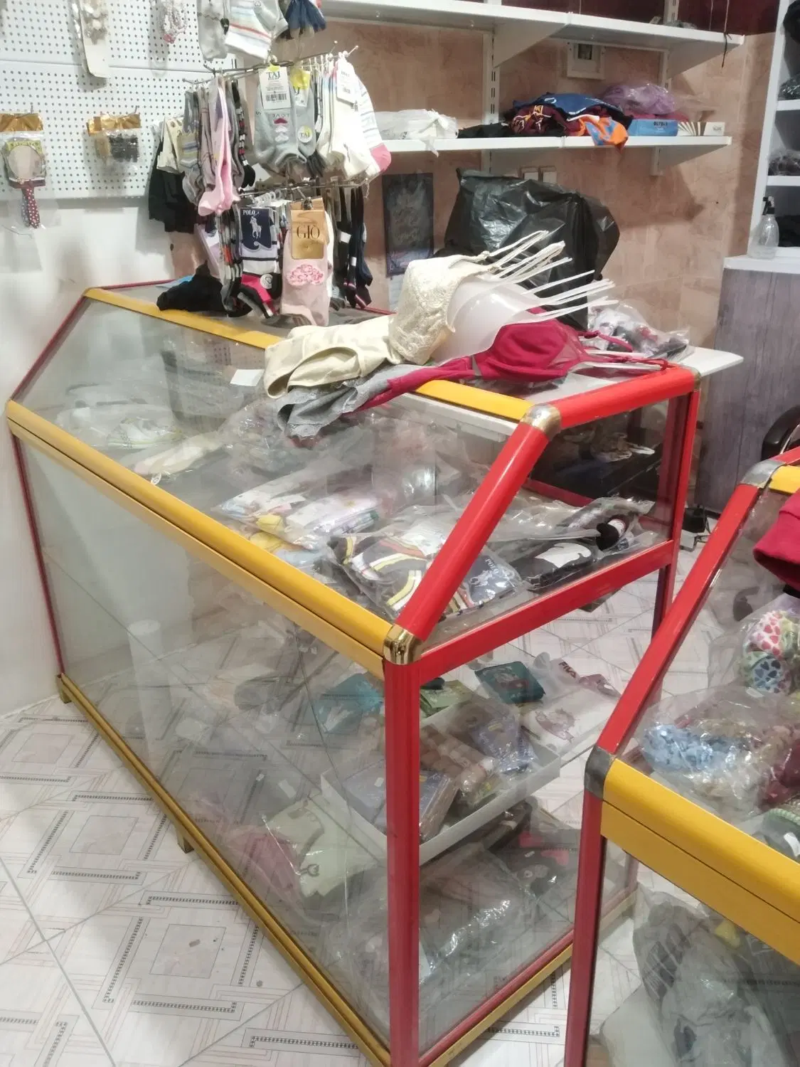 واگذاری مغازه لباس فروشی بدون لباس