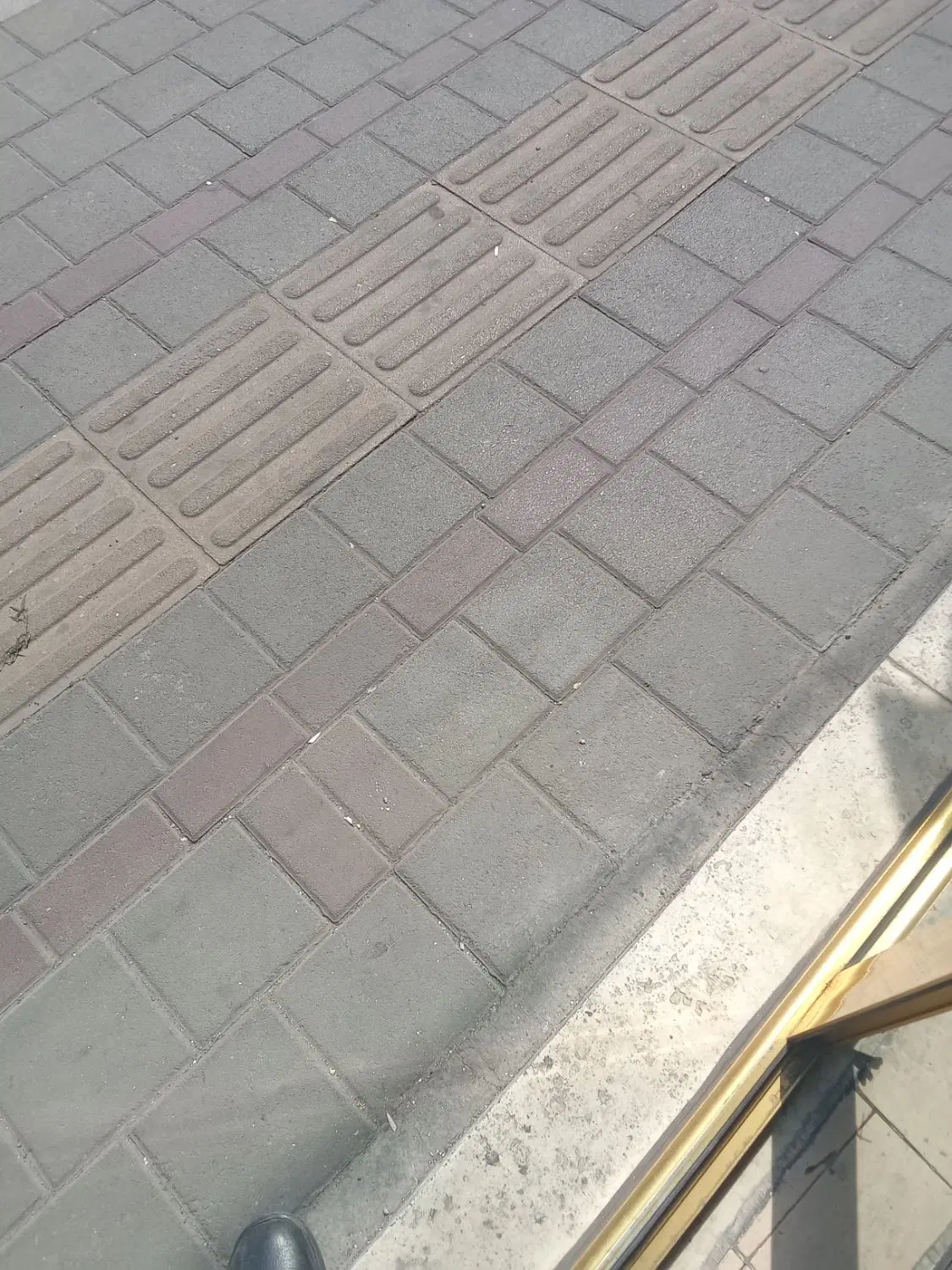 حیاط دربست ایل گلی بر خیابان سهند