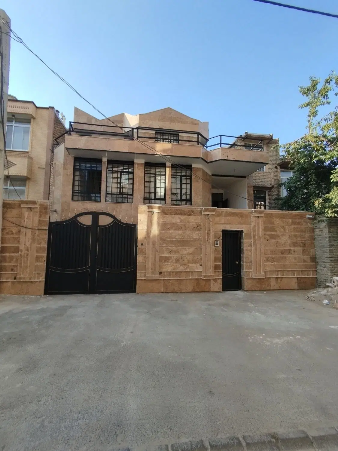 فروش منزل مسکونی سه طبقه در دوسرویس