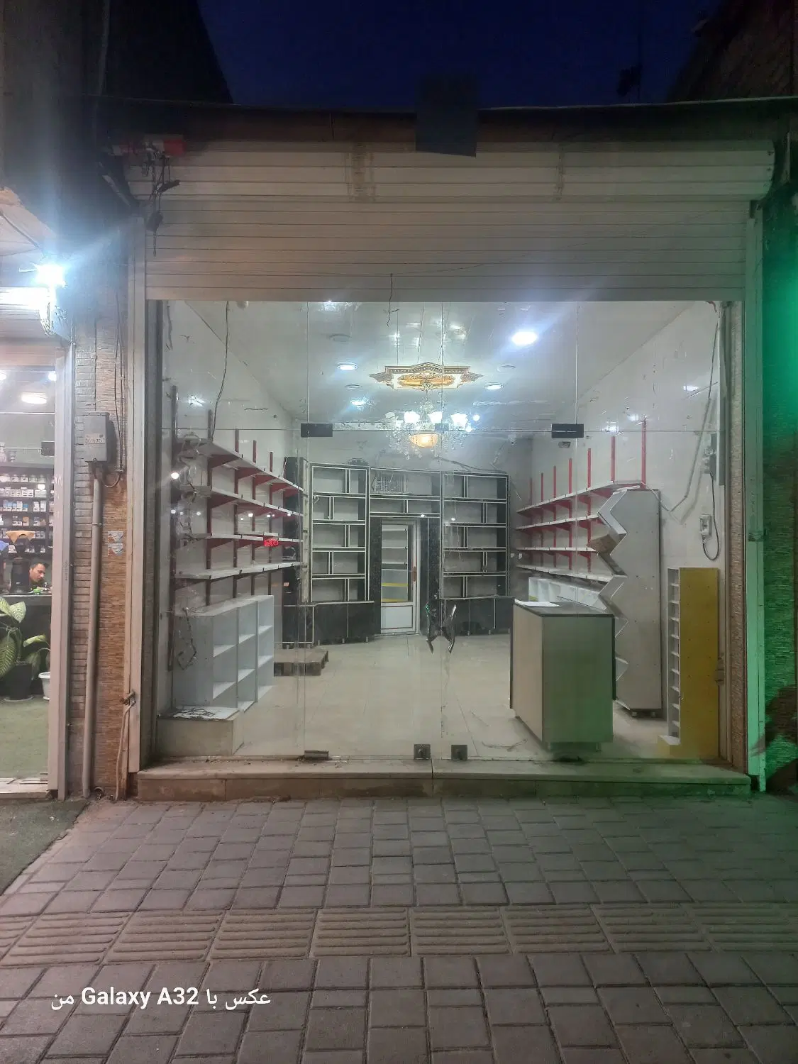 مغازه ۳۵ متری.نبش خیابان اصلی و همکف