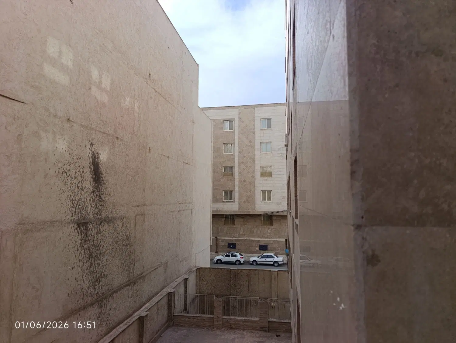 ملک ۶۰ متری اسکلت دارای ۴۵ متر مغازه ۸۵ بنا مسگونی