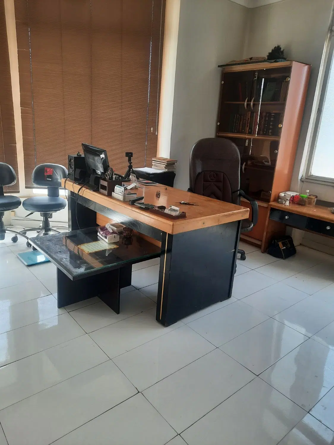 یک اتاق از یک واحد تجاری اجاره داده میشود