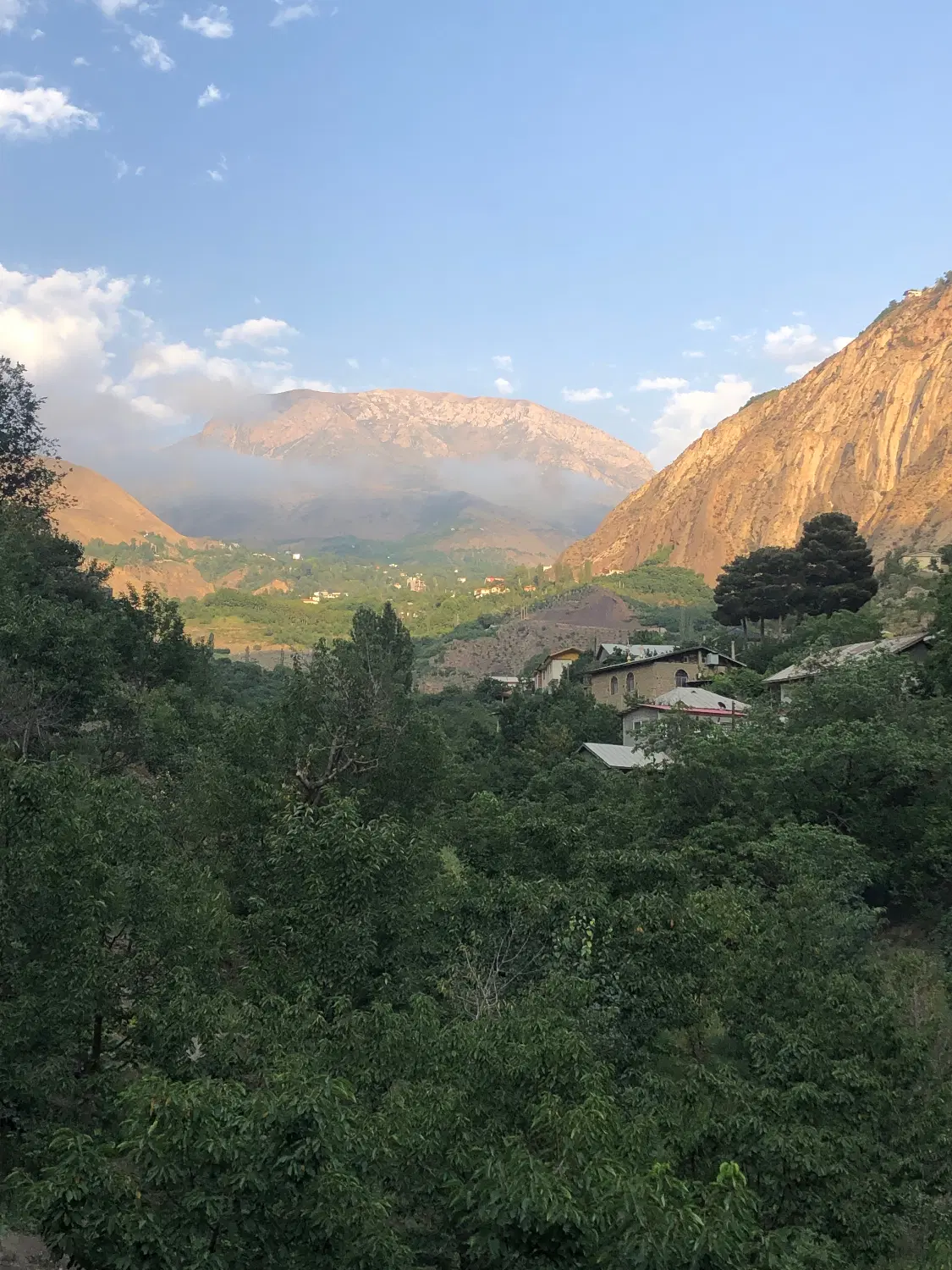 دو قواره زمین ۳۰۰ متری ییلاقی به فروش می رسد .