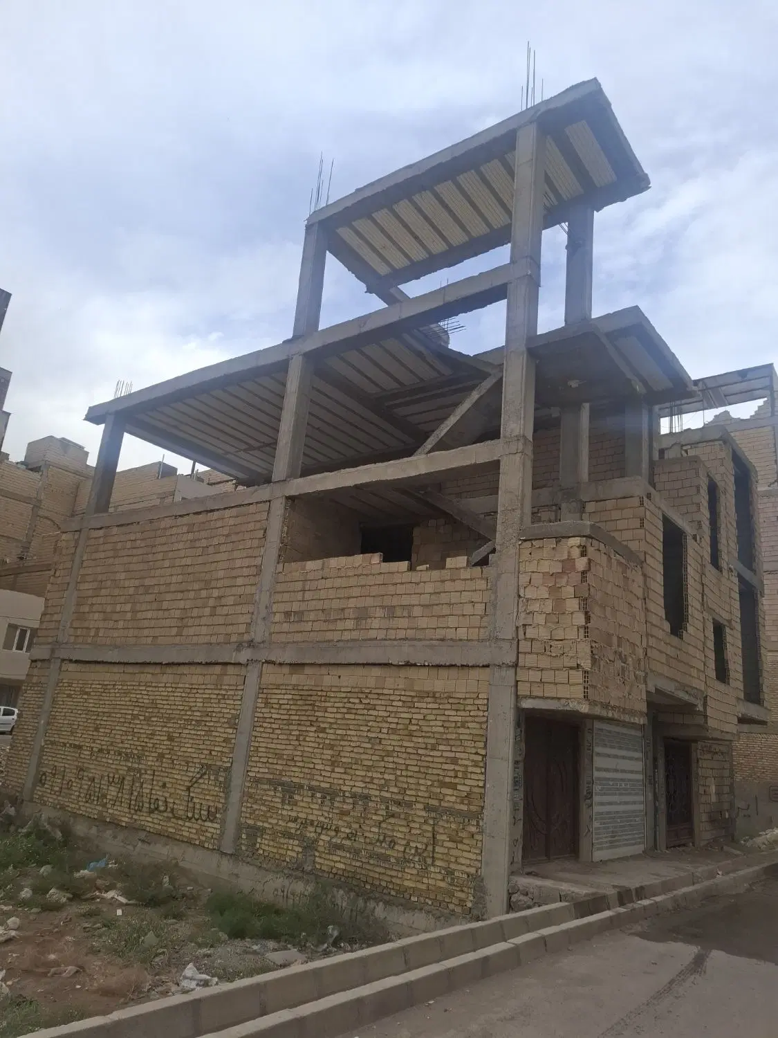 ساختمان یاملک نیمه کاره 90متر نصیر شهر رباط‌کریم