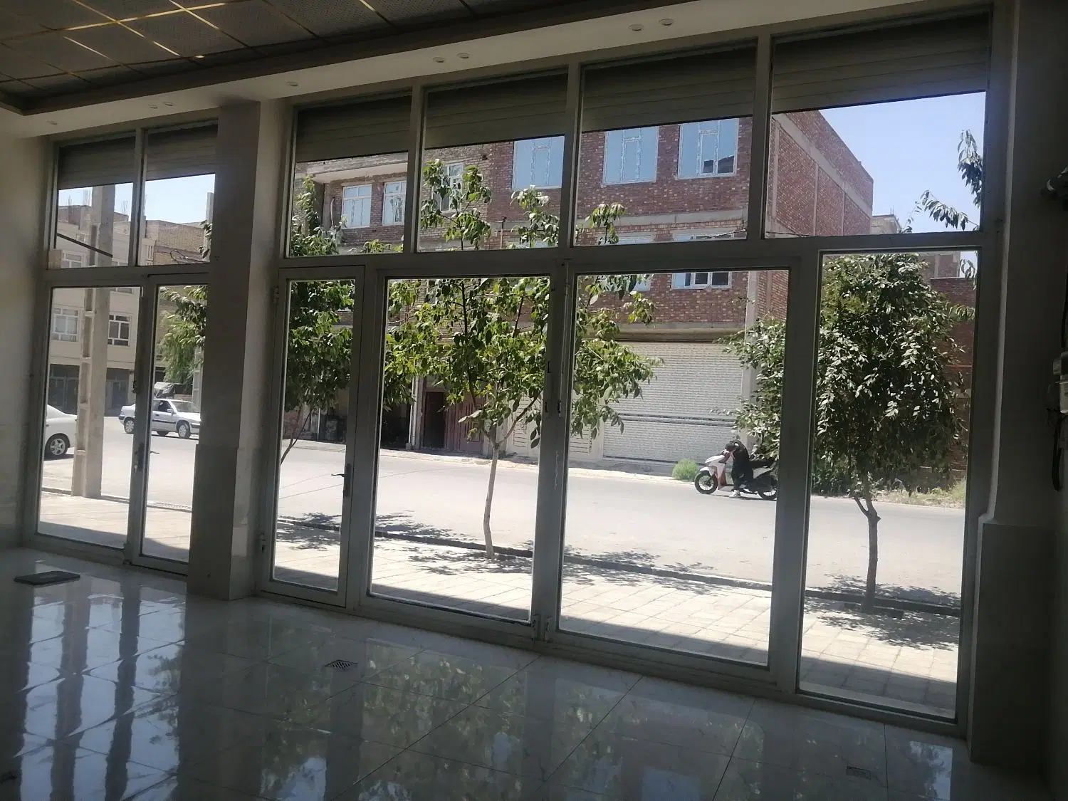 مغازه تجاری با ۹متر بر خیابان ۲۰متری پیاده رو وسیع