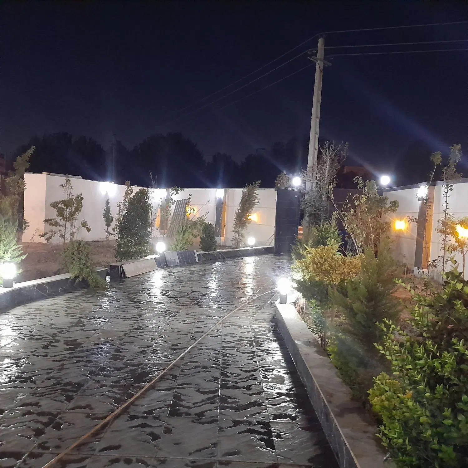 باغچه ۷۰۰متری میدان کاج