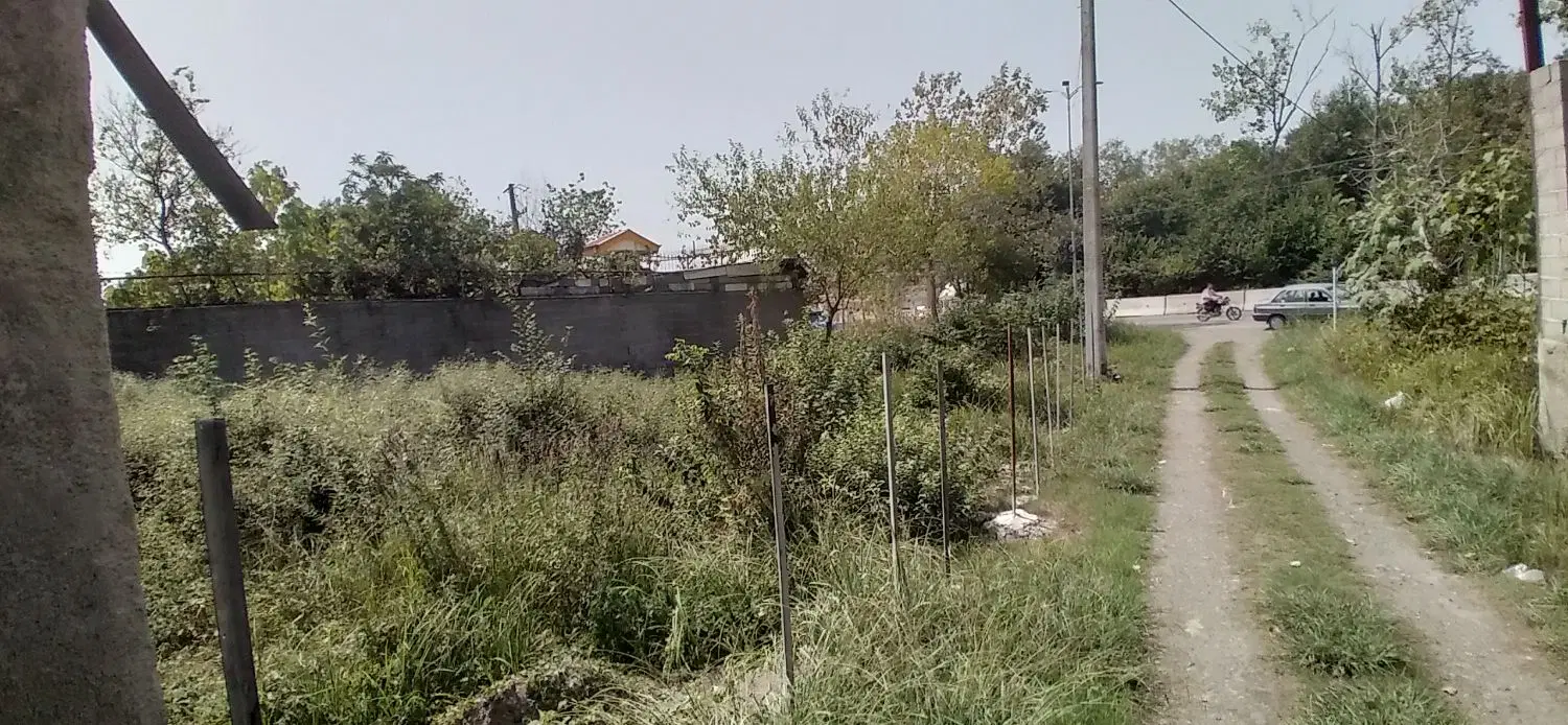 زمین با کاربری مسکونی. برِ خیابان