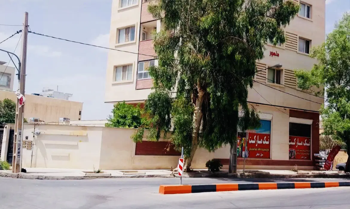 مغازه ۱۴۳ متری ۵۷ متر کف ۵۳ متر بالکن ۲۰ متر فضا