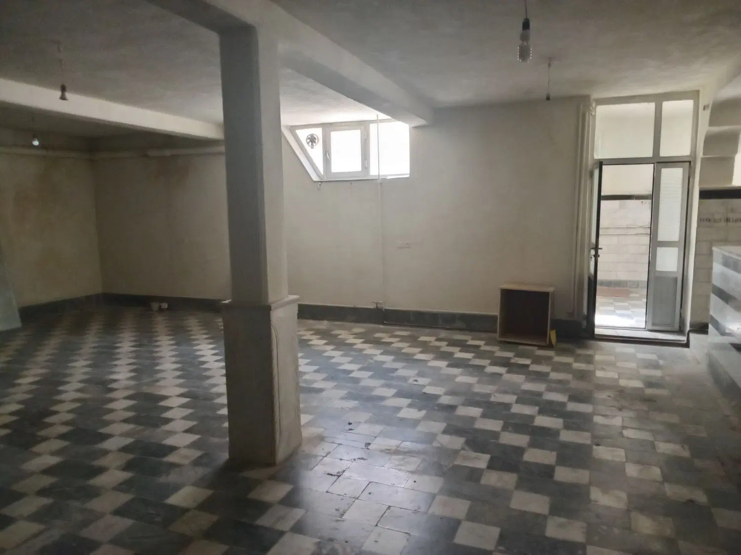 یک باب زیرزمین به اجاره داده می‌شود