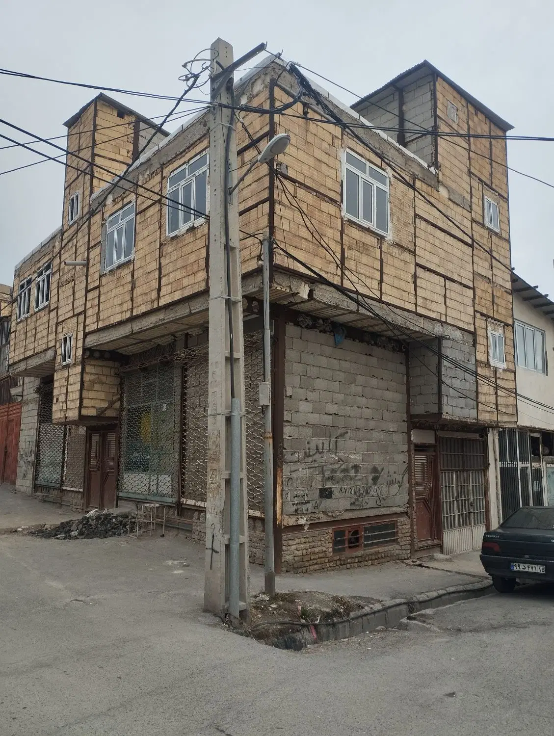 ۳طبقه دونبش خیابان اصلی کرکج ۲مغازه زیرزمین