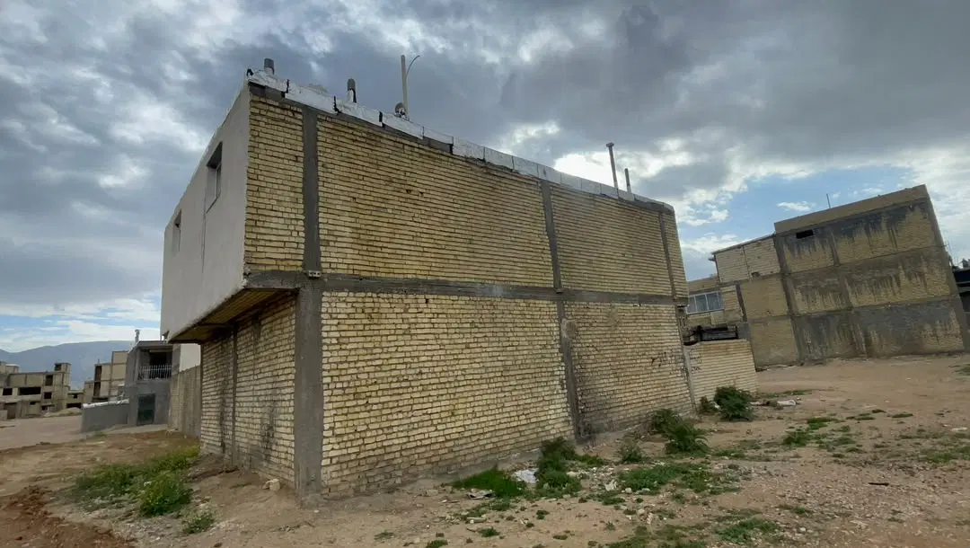 یک قطعه زمین مسکونی درب ساختمان