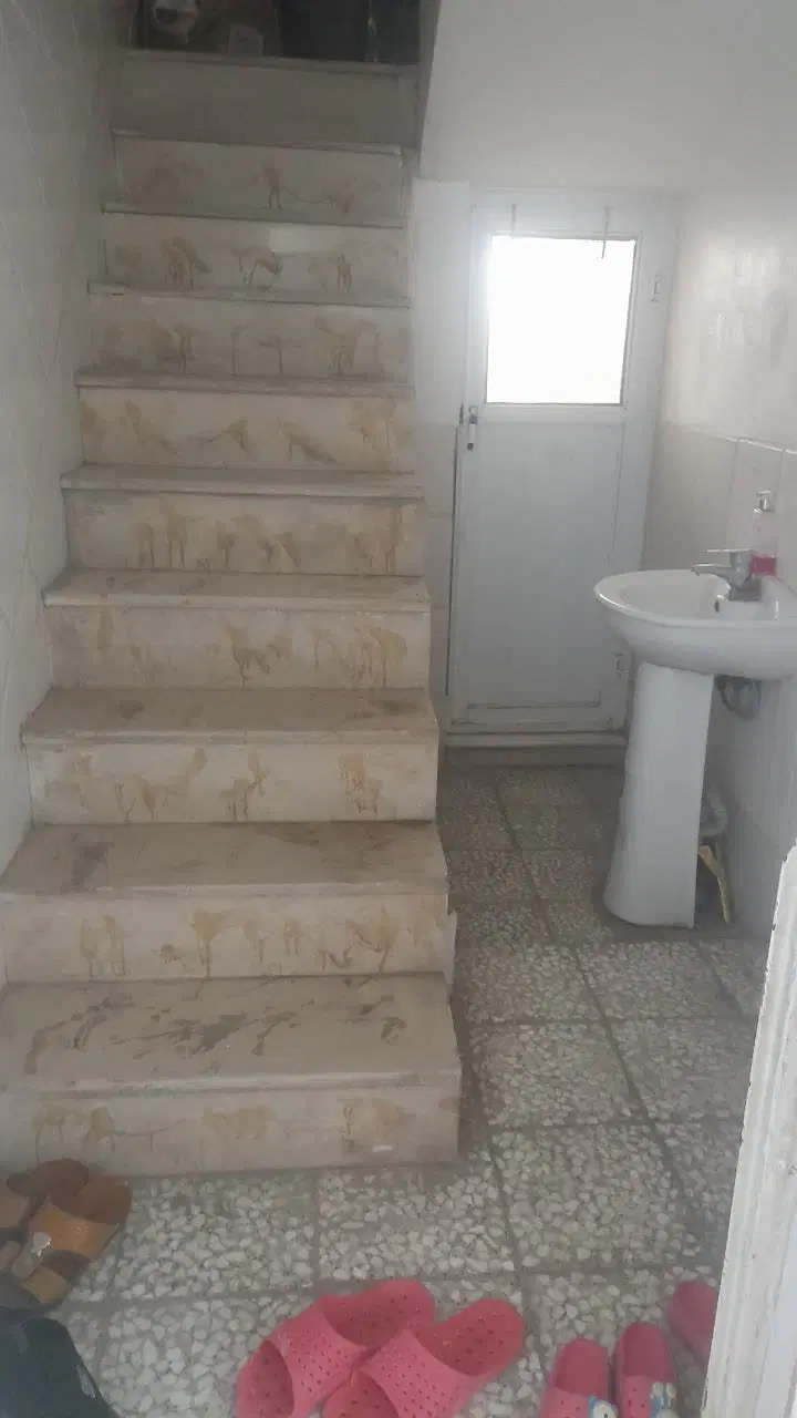 دربست دوطبقه برای دو خانواده طبقه بالا و زیرزمین