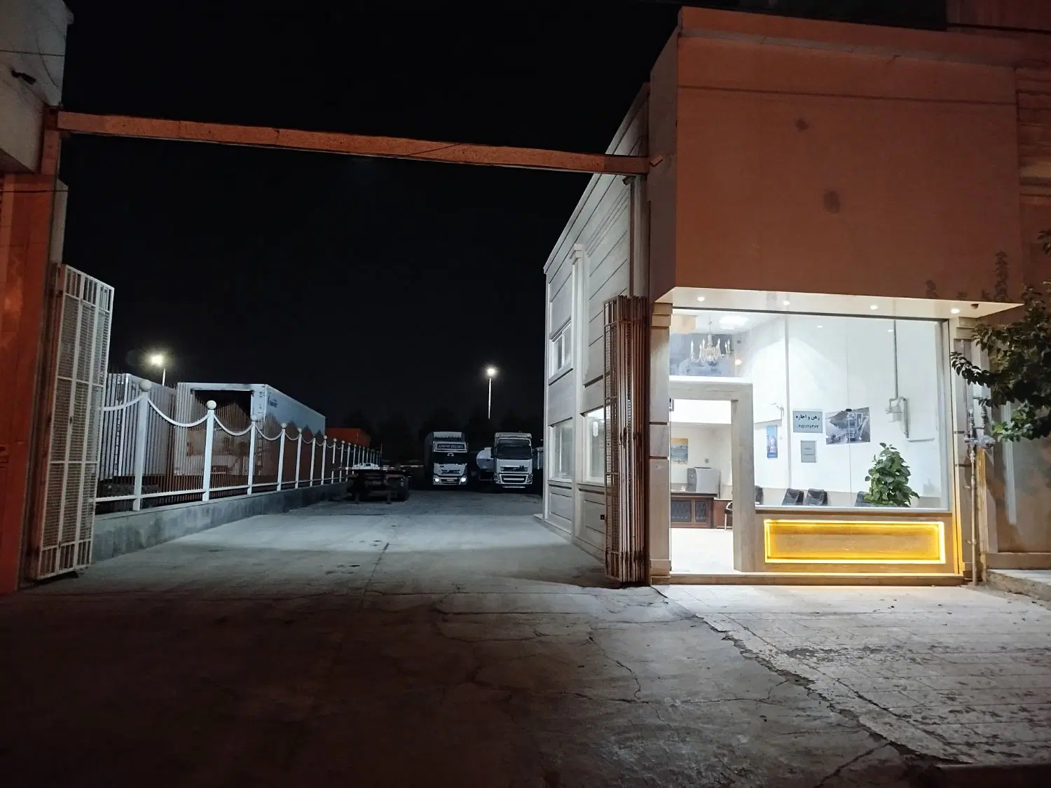 گاراژ و نمایشگاه در شهرک صنعتی طرق