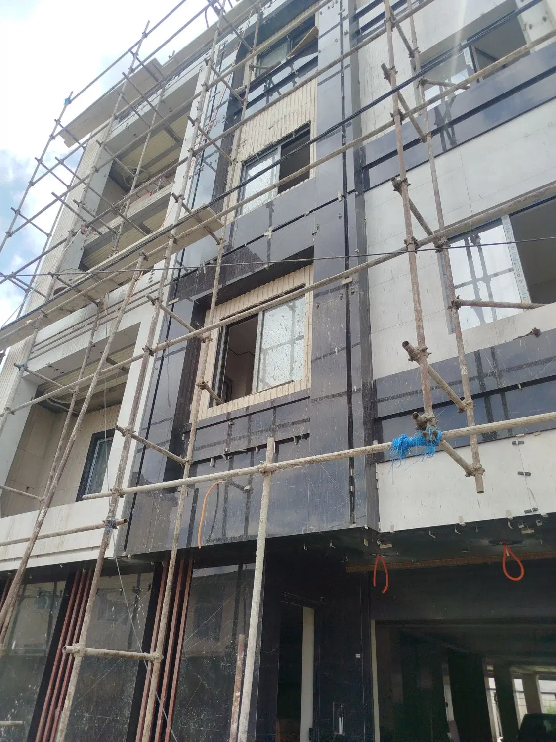 آپارتمان مسکونی درقدس