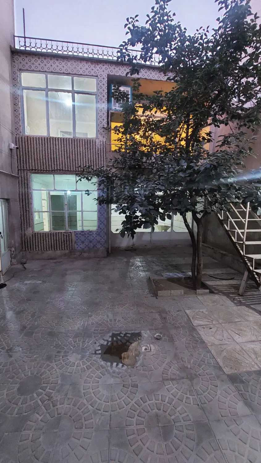 خانه حیاط دار ۱۳۰ متری دو طبقه سعدی