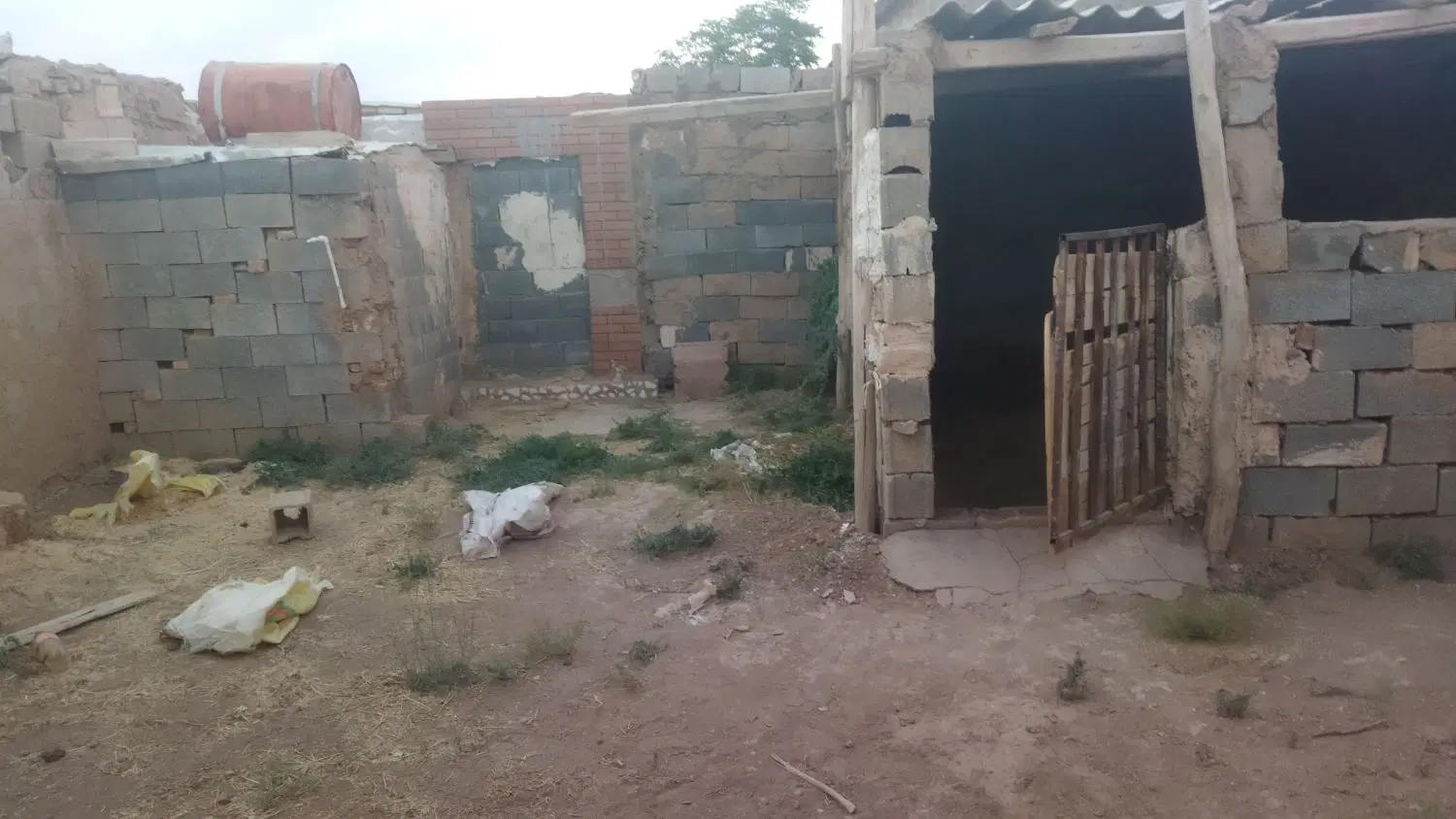 چهار دیواری برای نگهداری حیوان