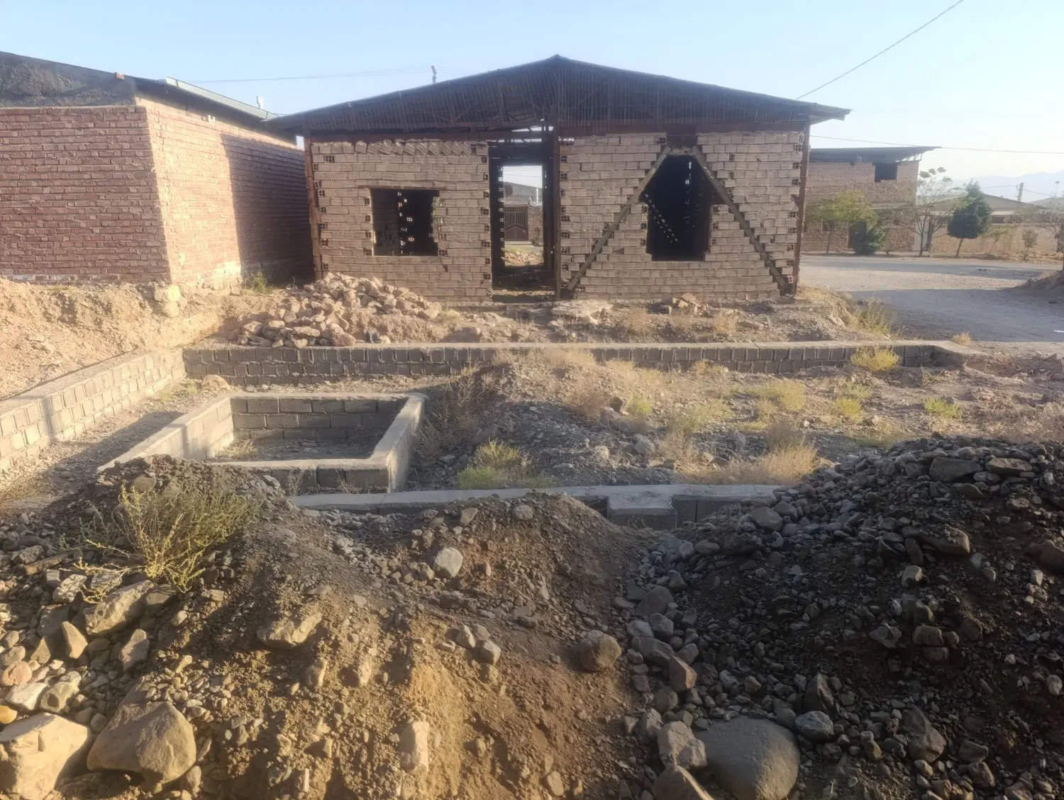 خانه نیم ساز شهر خانوک