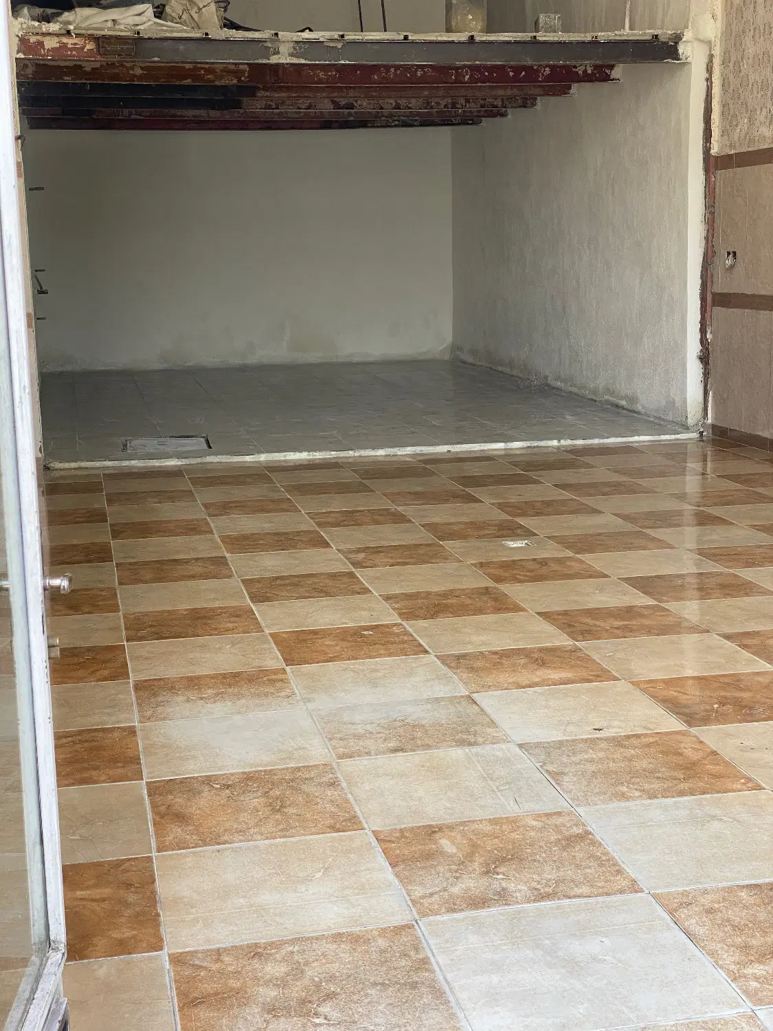 مغازه ۱۳۵ متری روی چهارراه