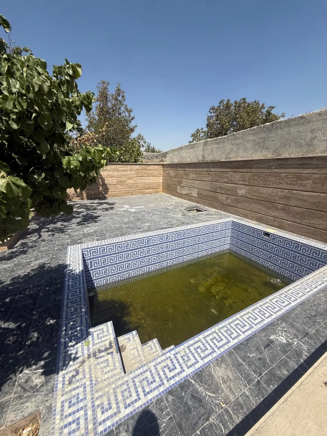 ۷۰۰ متر باغچه لوکیشن تاپ مناسب ساخت زیره قیمت