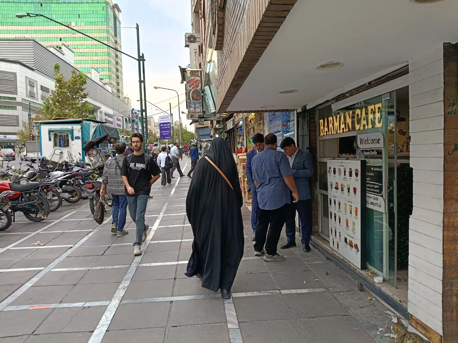 یک باب مغازه همکف 50 متری نبش خیابان