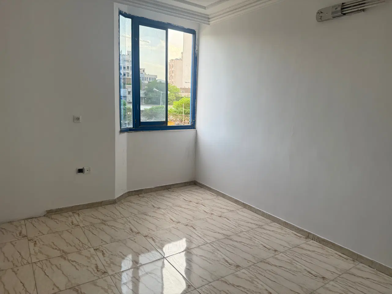 حاشیه وکیل آباد_۱۲۰متر_دربست_اداری