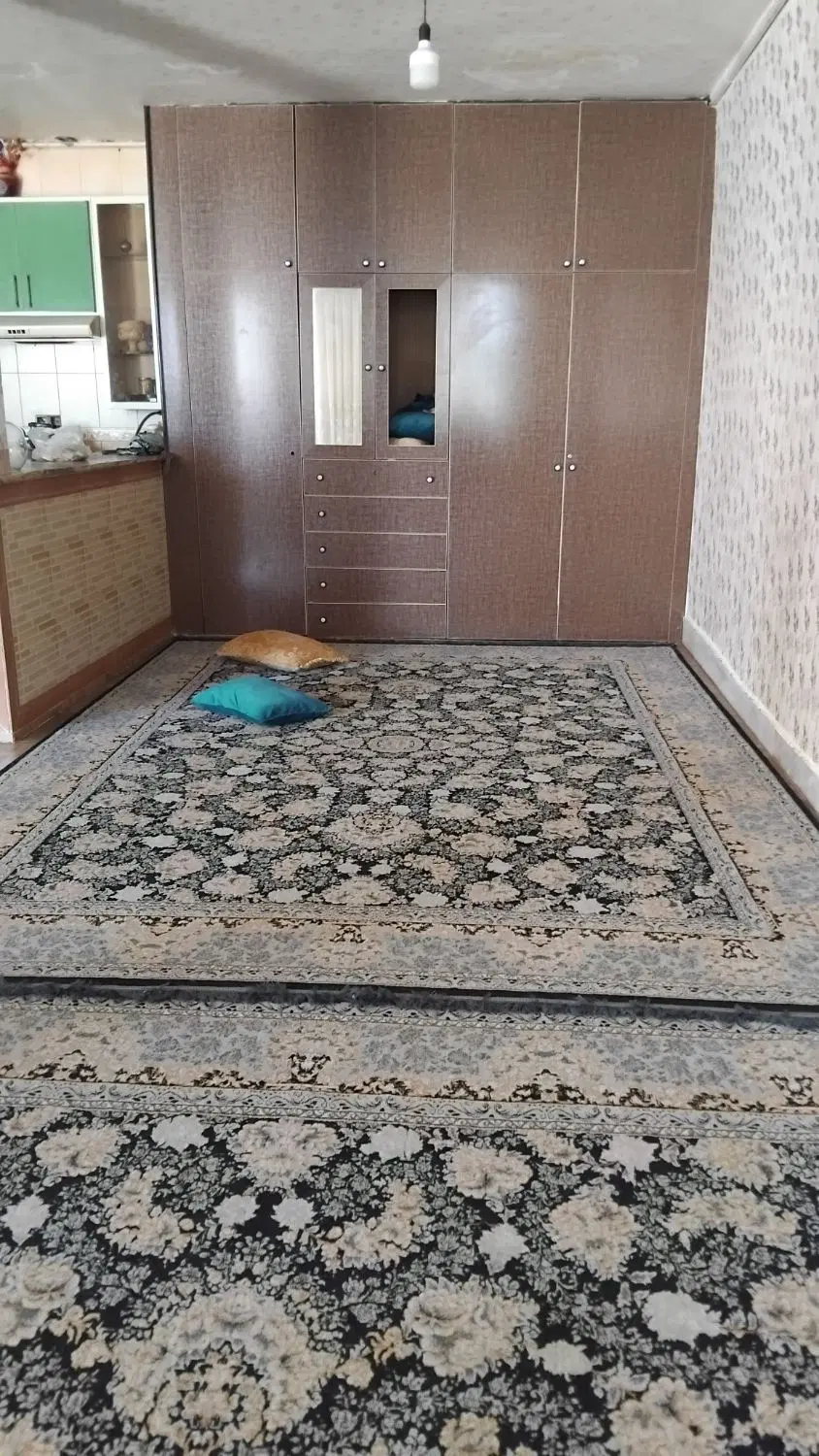 حیاط بزرگ فروشی