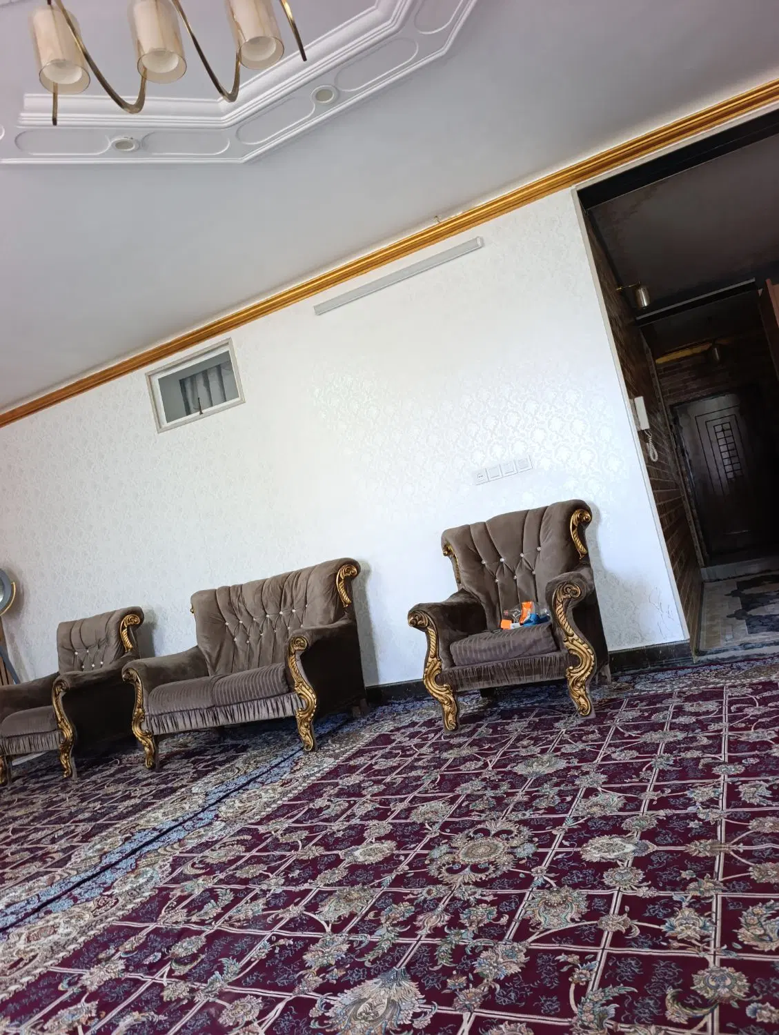 اجاره یک واسه سه طبقه درب حیاط واحد نیم طبق