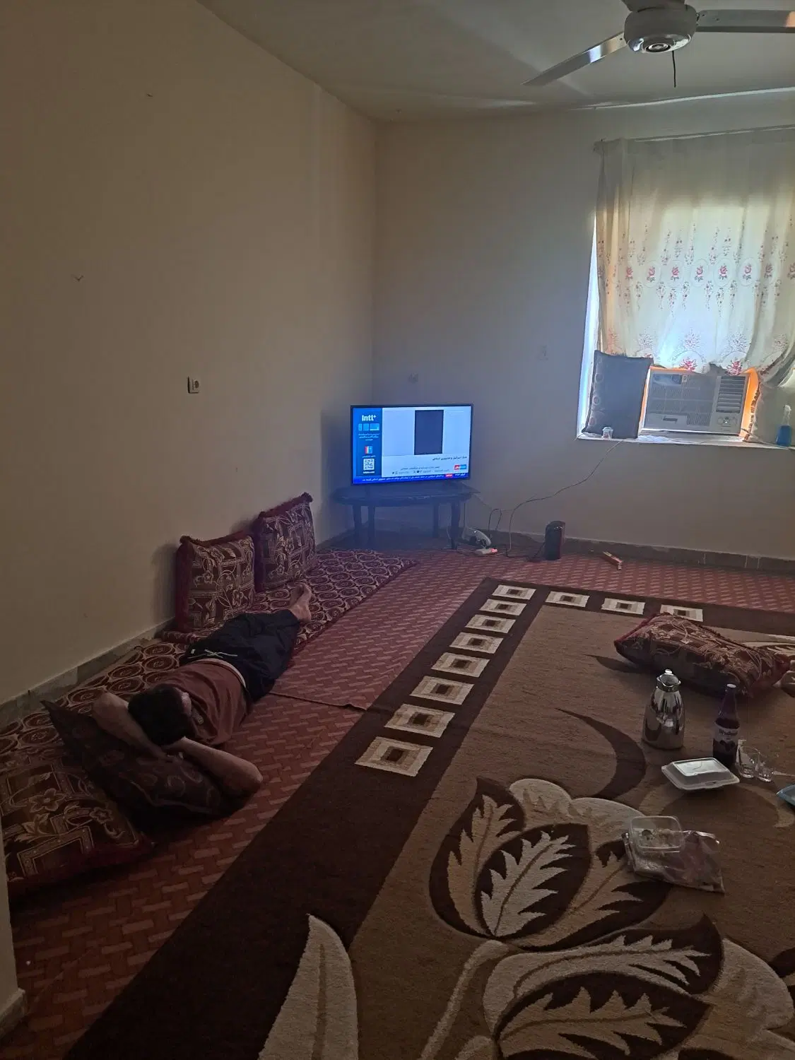 نیاز به هم خانه، ترجیحا کارمند