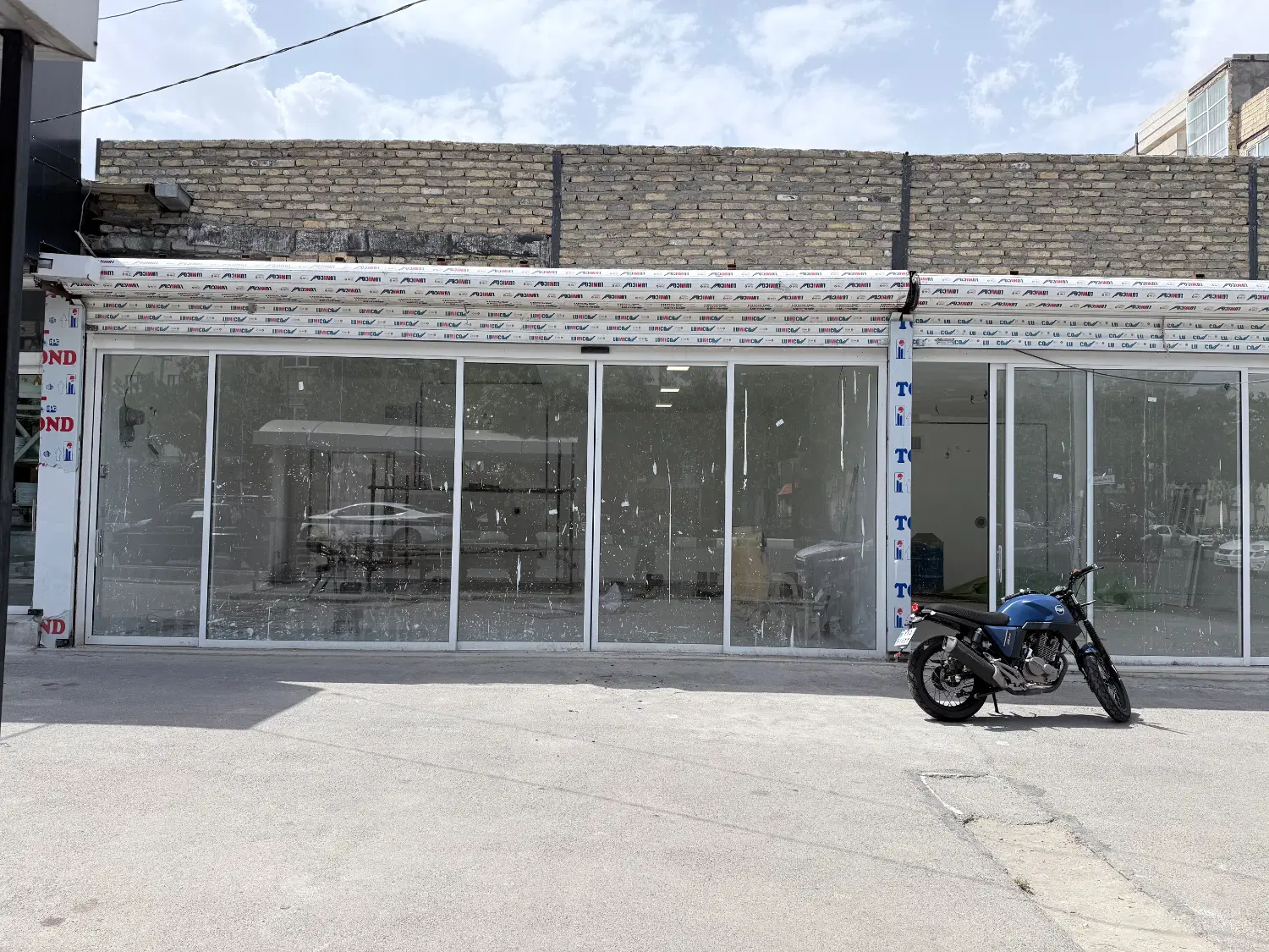 دو دهنه مغازه ۱۲۰ متری با حاشیه ۱۶ متر