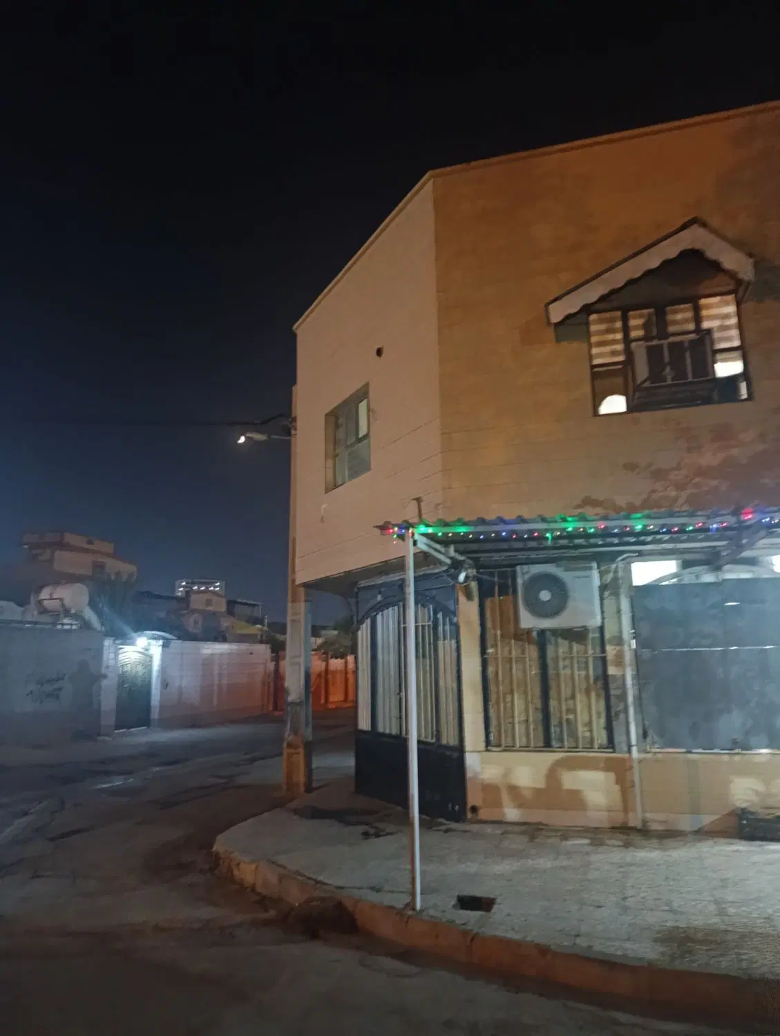 آپارتمان سه واحدی با دو مغازه تجاری در،وسط شهر