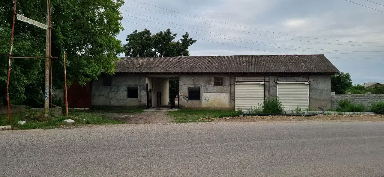 اجاره دو درب مغازه و انبار۱۳۰ متر ابتدای لشتو