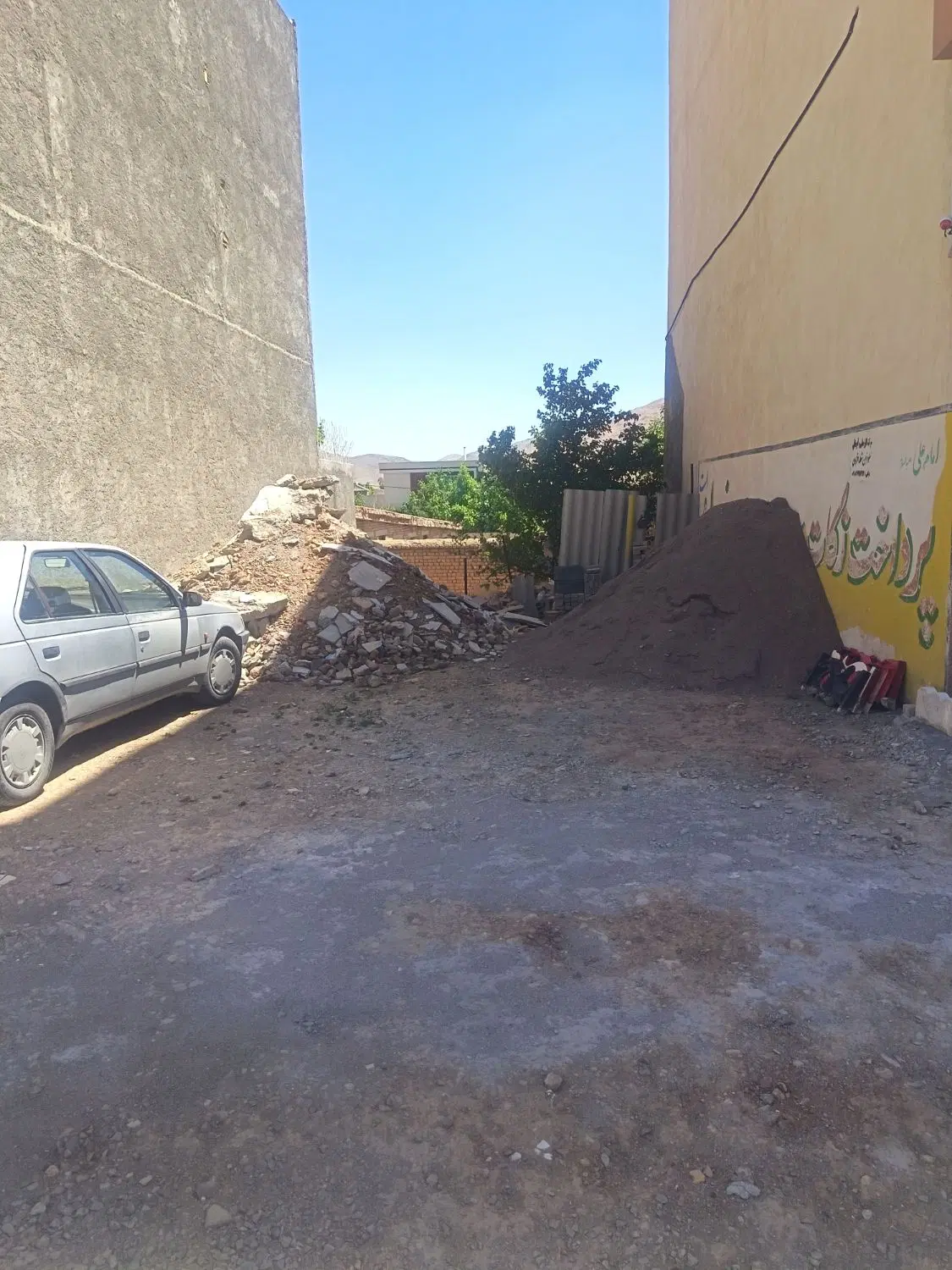 زمین بر جاده اصلی عقیل آباد