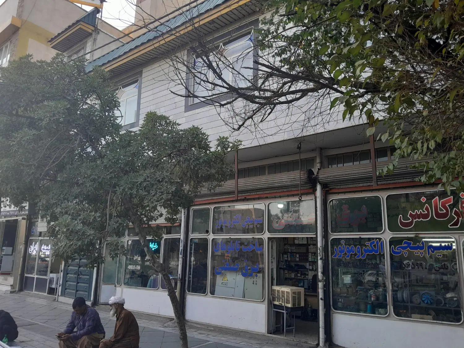 فروش خانه به همراه چند دهنه ملک تجاری