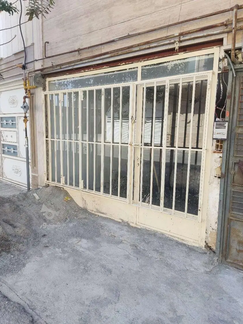 یک باب مغازه بر خیابان دانشگاه ۲۵ متری