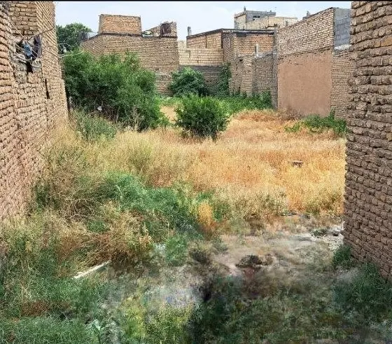 زمین دور دیوار