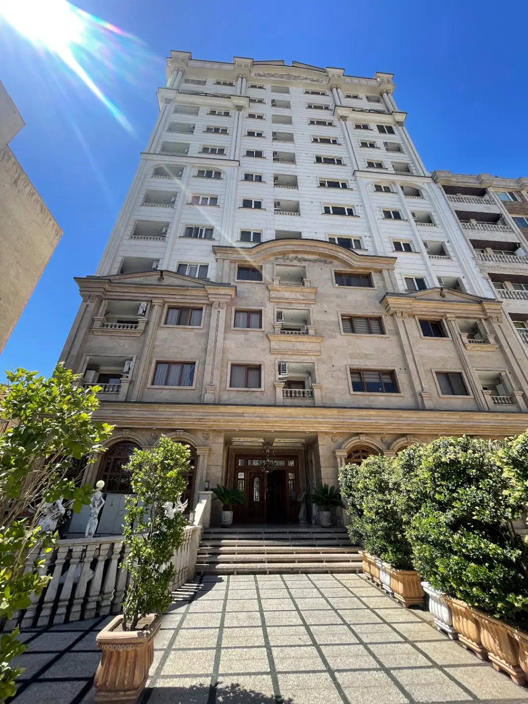 فروش ۱۰۰ متر طبقات بالا برج گل نرگس بهار