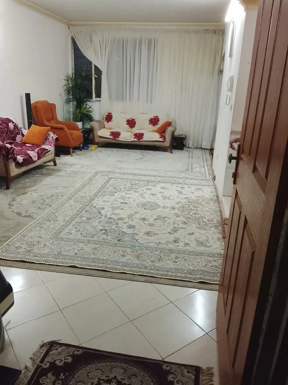 آپارتمان ۹۰ متری طبقه اول   یک خواب قائم