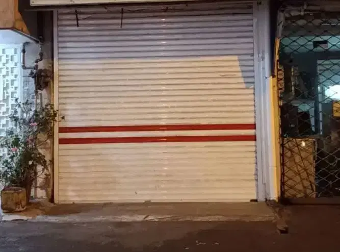 سر قفلی یک باب مغازه واقع در پیر سرا