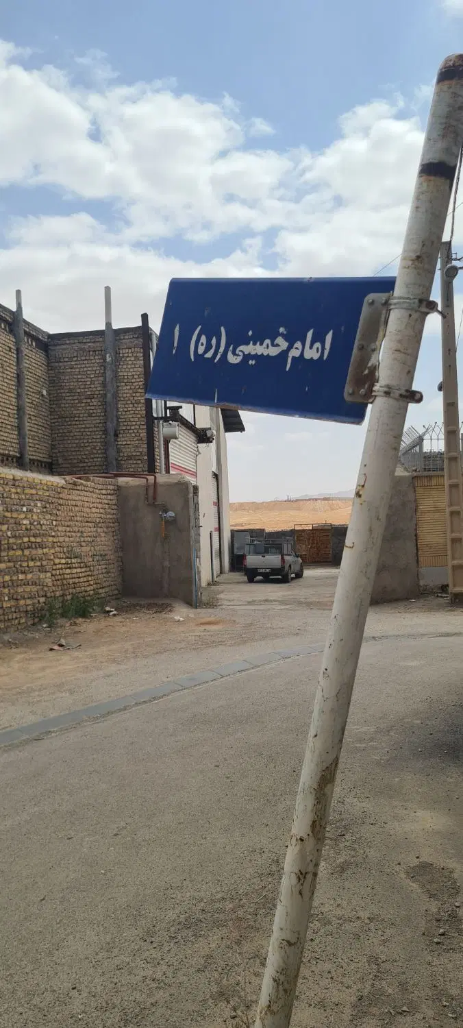 سالن متراژ۶۰۰متر .یه دونه ۲۰۰متری یه دونه ۴۰۰متری