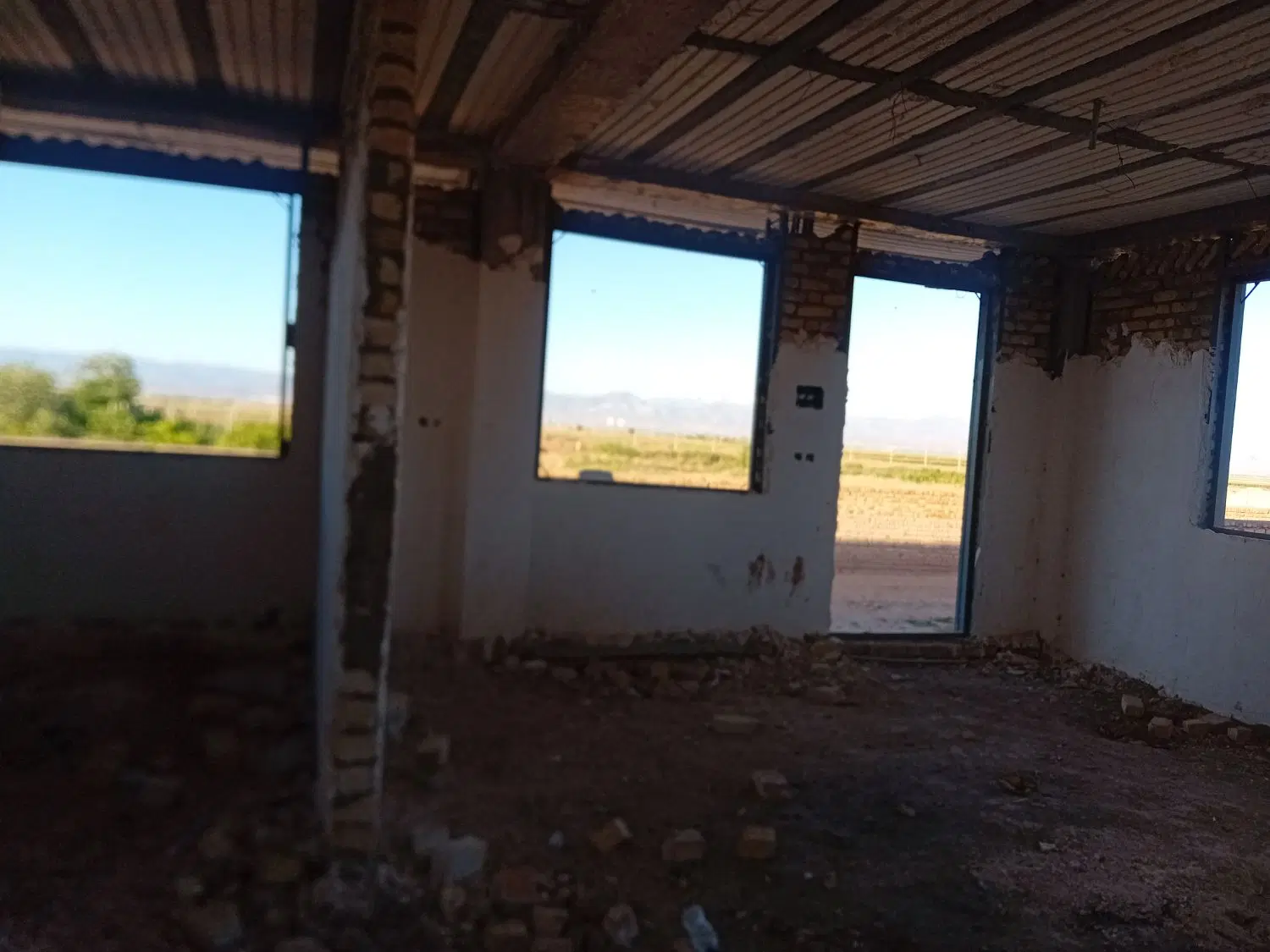 ساختمان تازه ساخت و۶۰۰متر زمین مسکونی