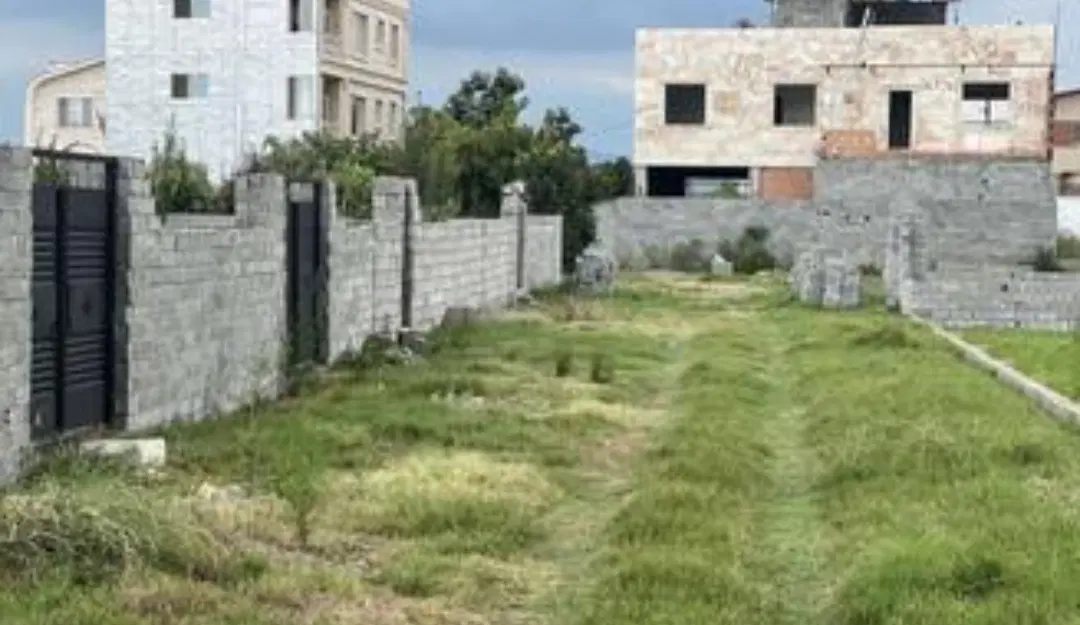 زمین ۲۰۰ متری