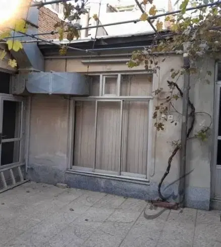 خانه کلنگی دربستی فقط پول زمین میدی مالک هستم