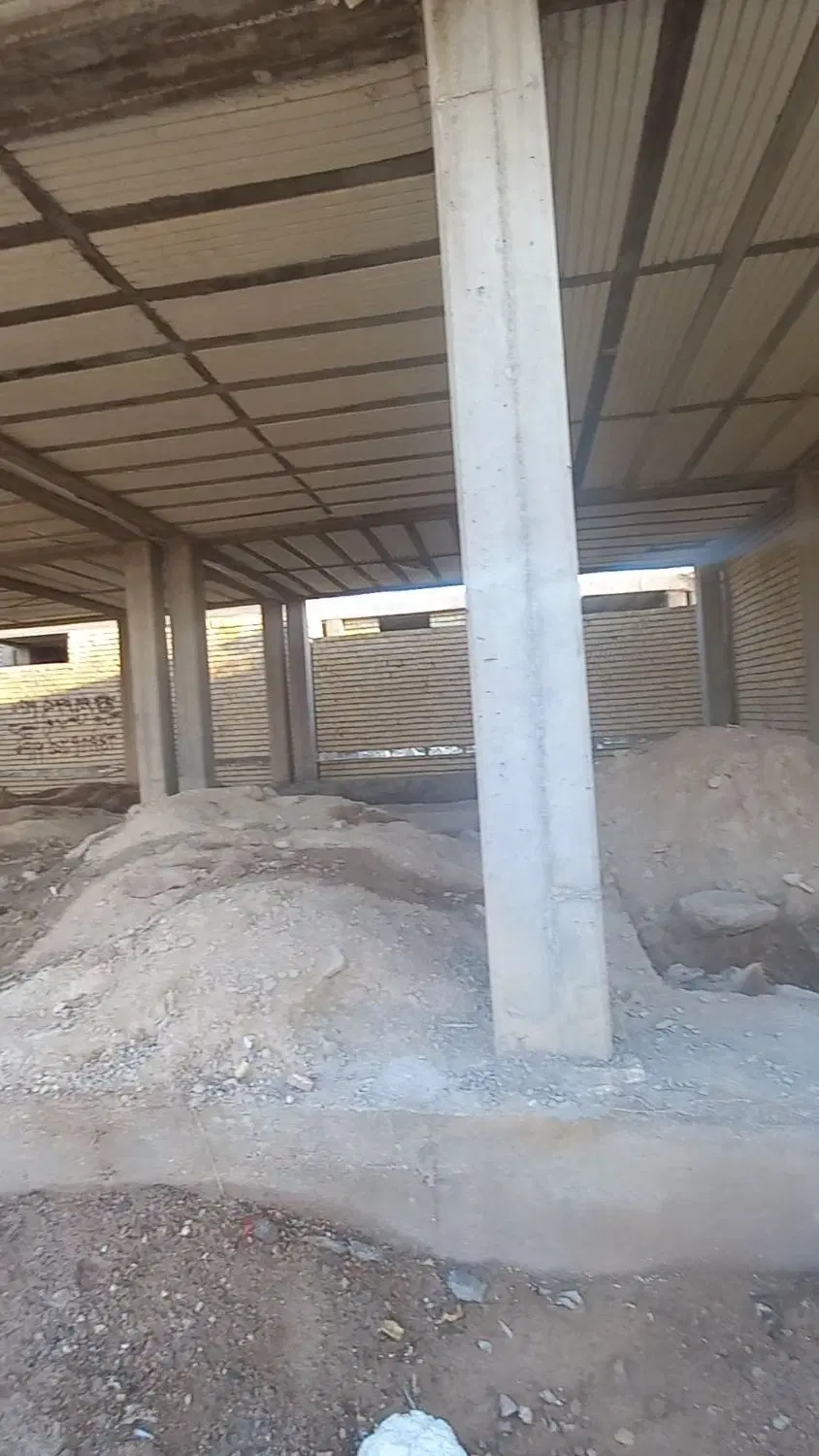 زمین نیم کاره