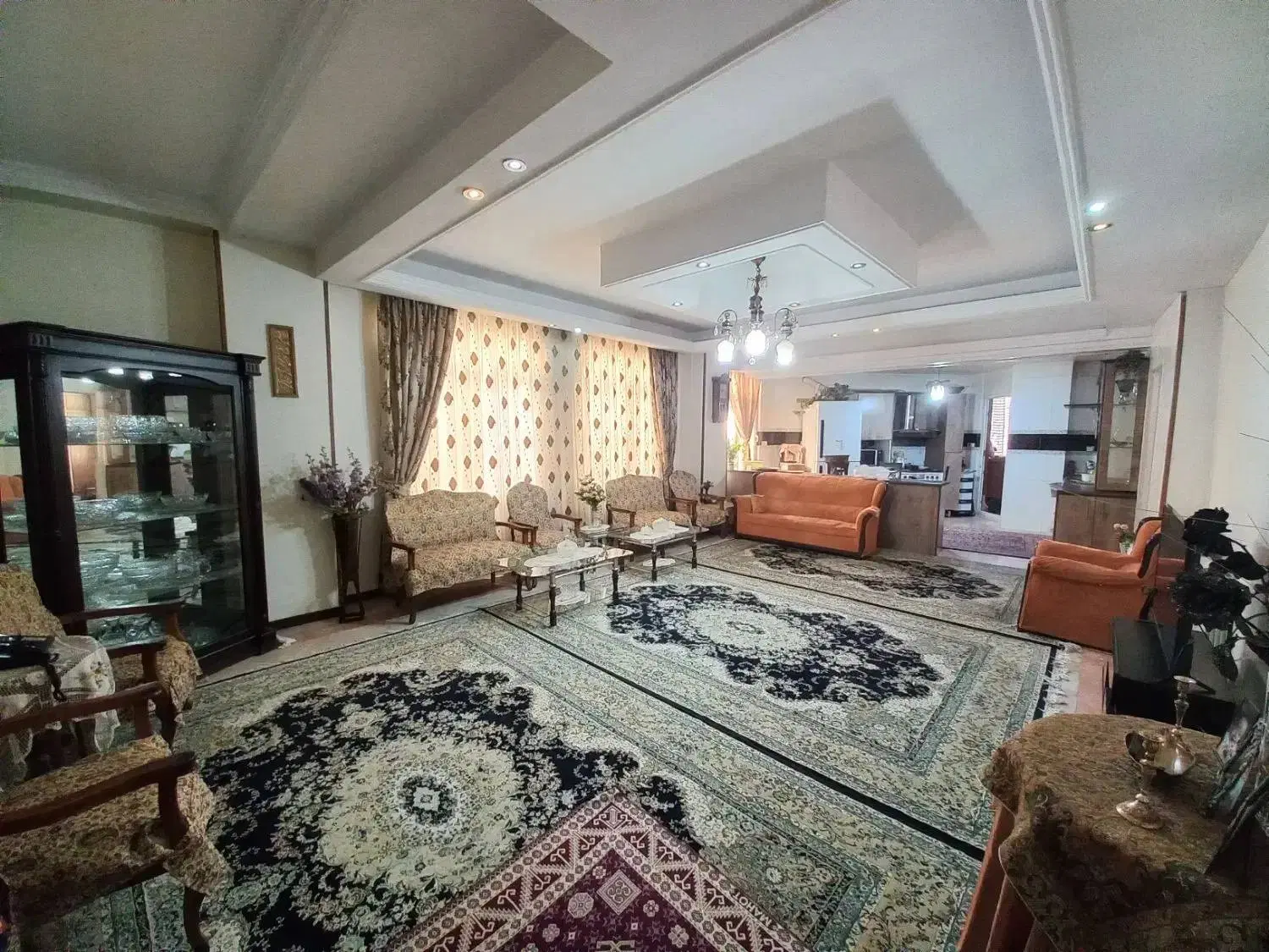 88 متر دو خواب_تاپ لوکیشن_سالن پرده خور