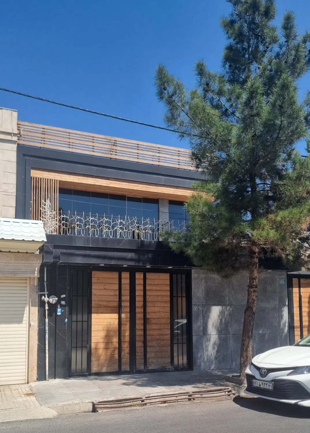 ویلایی یک طبقه دوبلکس و زیر زمین مجزا