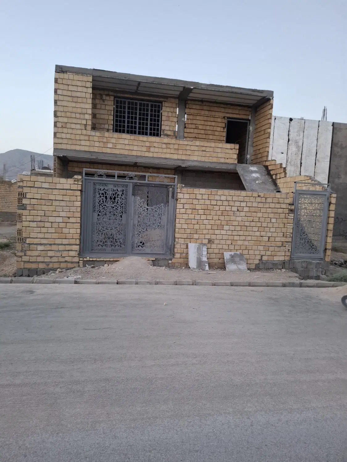خانه نیم کاره